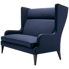 Sofá contemporáneo Alae Wing de lana melton azul marino con patas de nogal negro