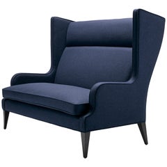 Canapé contemporain Alae Wing en laine bleu marine Melton avec pieds en noyer noir