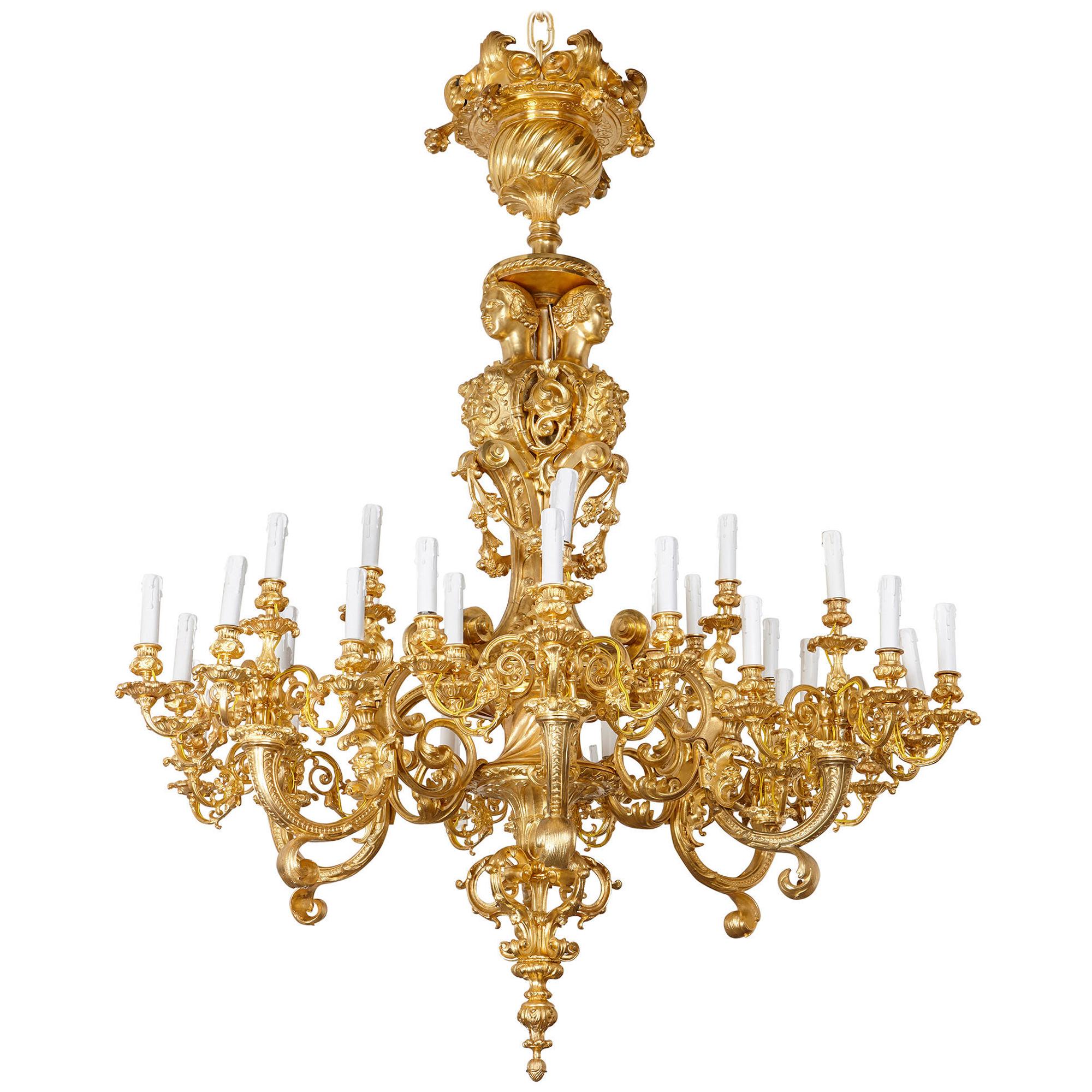 Grand lustre de style baroque à dix-huit lumières en bronze doré