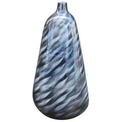 Great Vase Airbrush Colored Strips Italienisches Design 1980 Dreieckige grau-weiße Vase