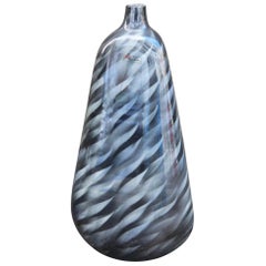 Superbe vase à rayures colorées à l'aérographe, design italien, 1980, triangulaire gris blanc