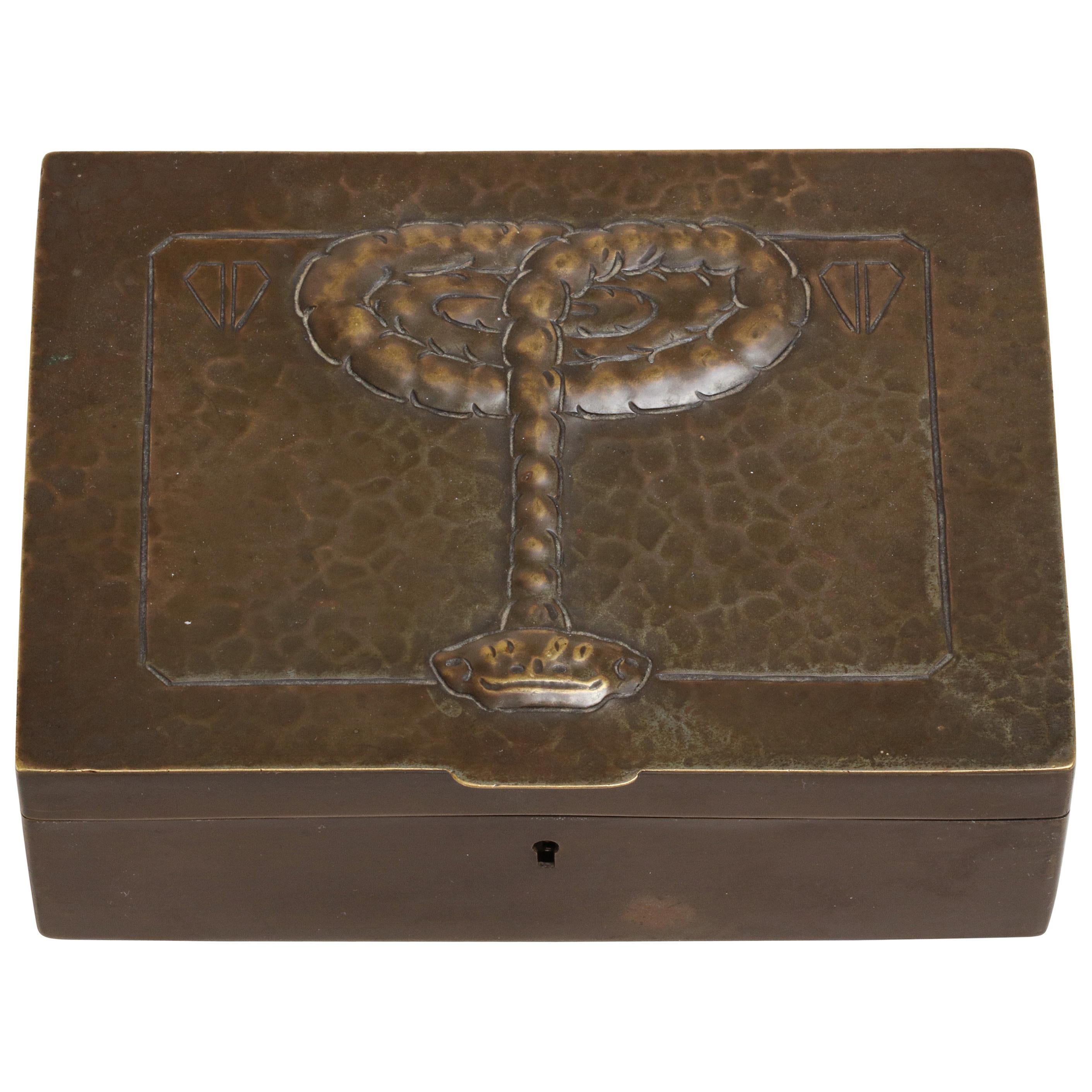 Continental Art Deco Hinged Bronze Box with Elevated Snake Design im Angebot