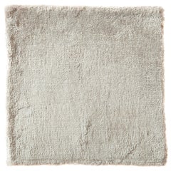 Modernistischer handgewebter Teppich aus Bambusseide in Creme, Opal und Silber in massiver Farbe