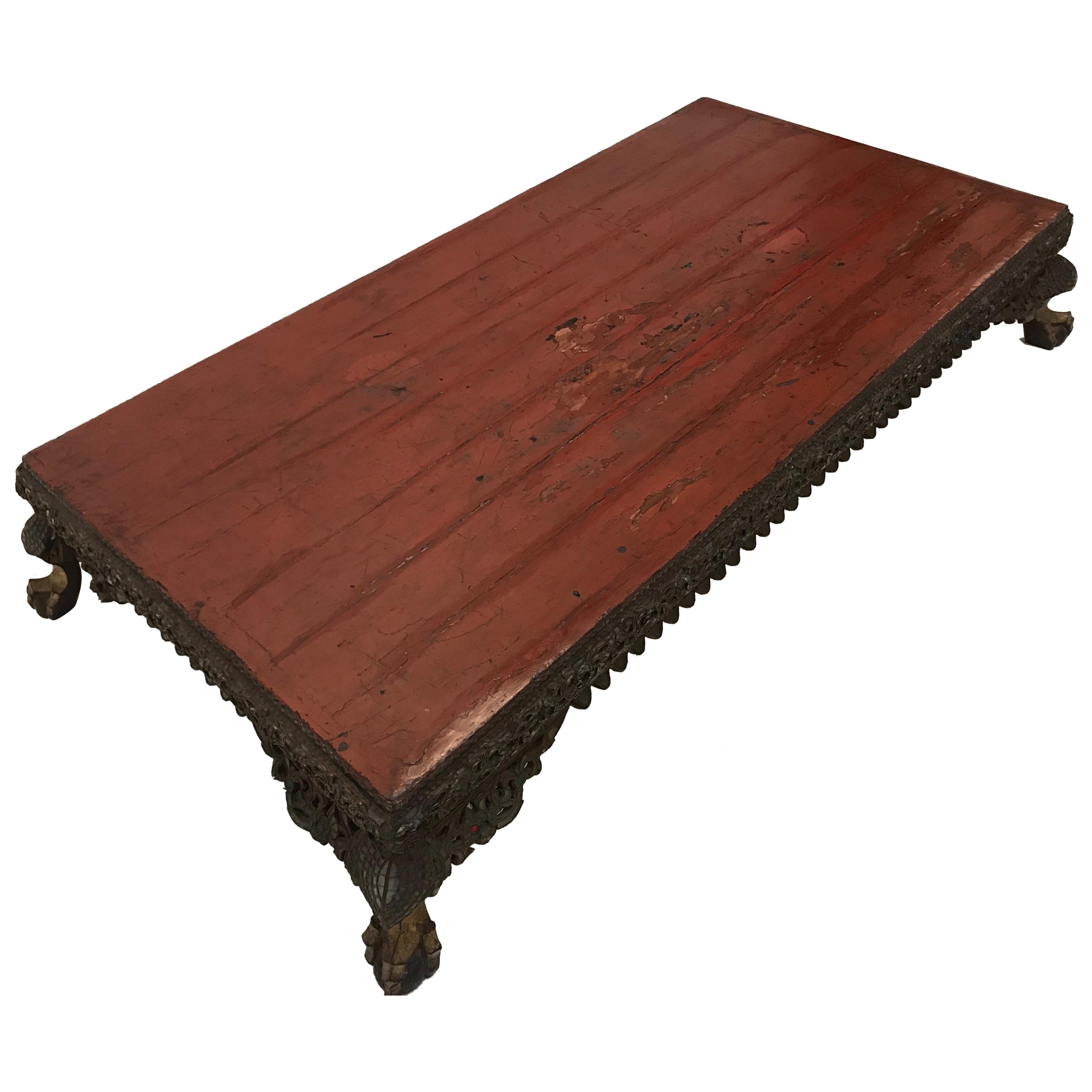 Burmesischer Tisch, 18. Jahrhundert, roter Lack