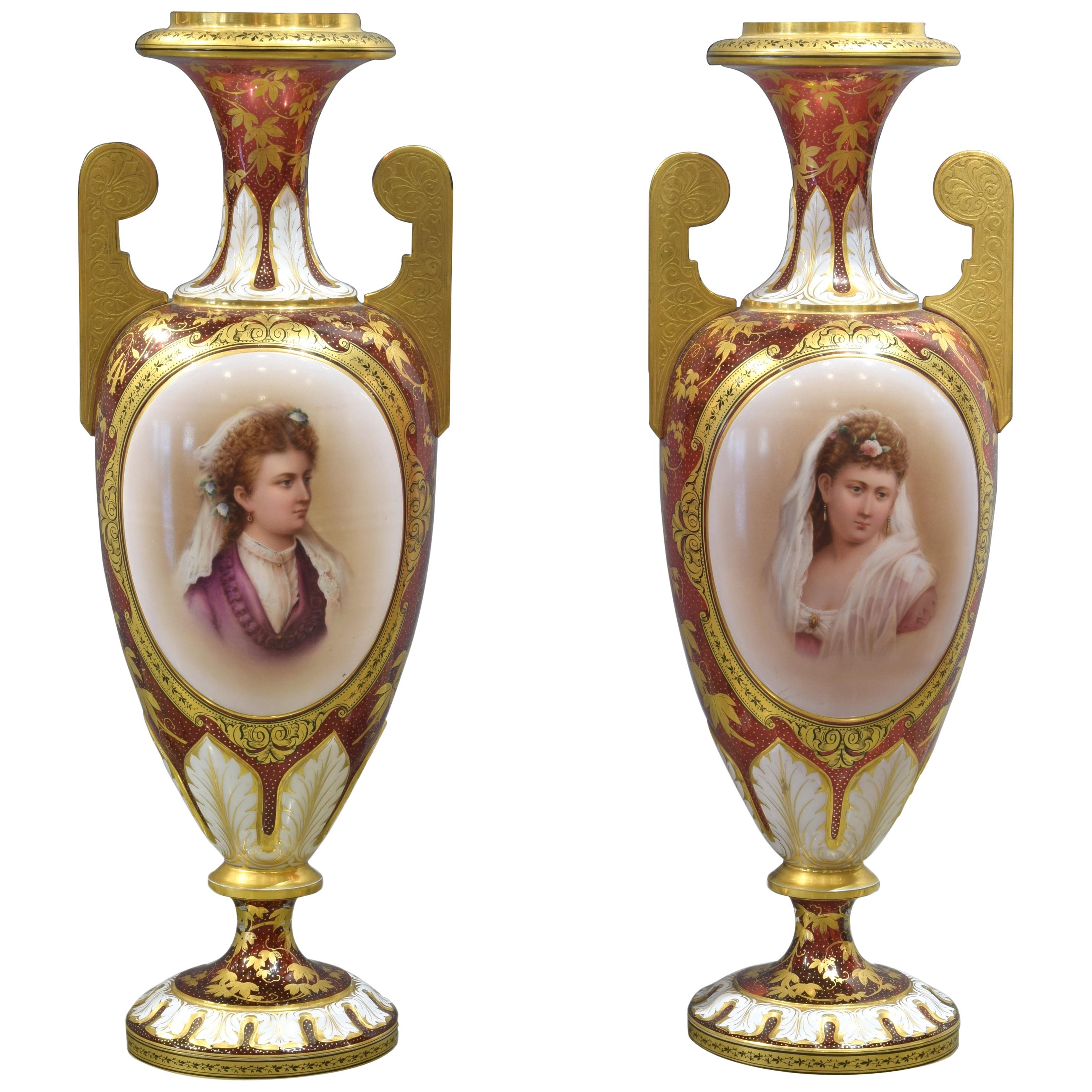 Paar rubinrote Glasurnen mit Porträts:: Böhmen:: 19. Jahrhundert