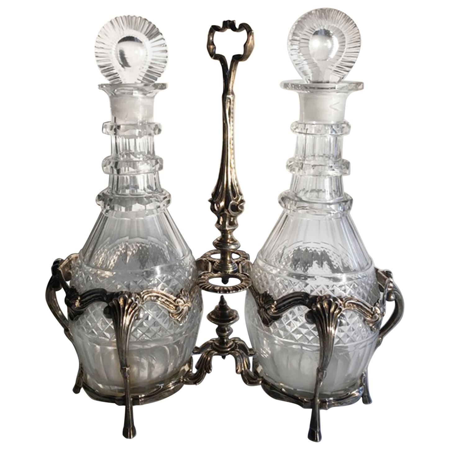London 1750 George IV. Silber-Krümelentferner-Set mit zwei geschliffenen Glasflaschen