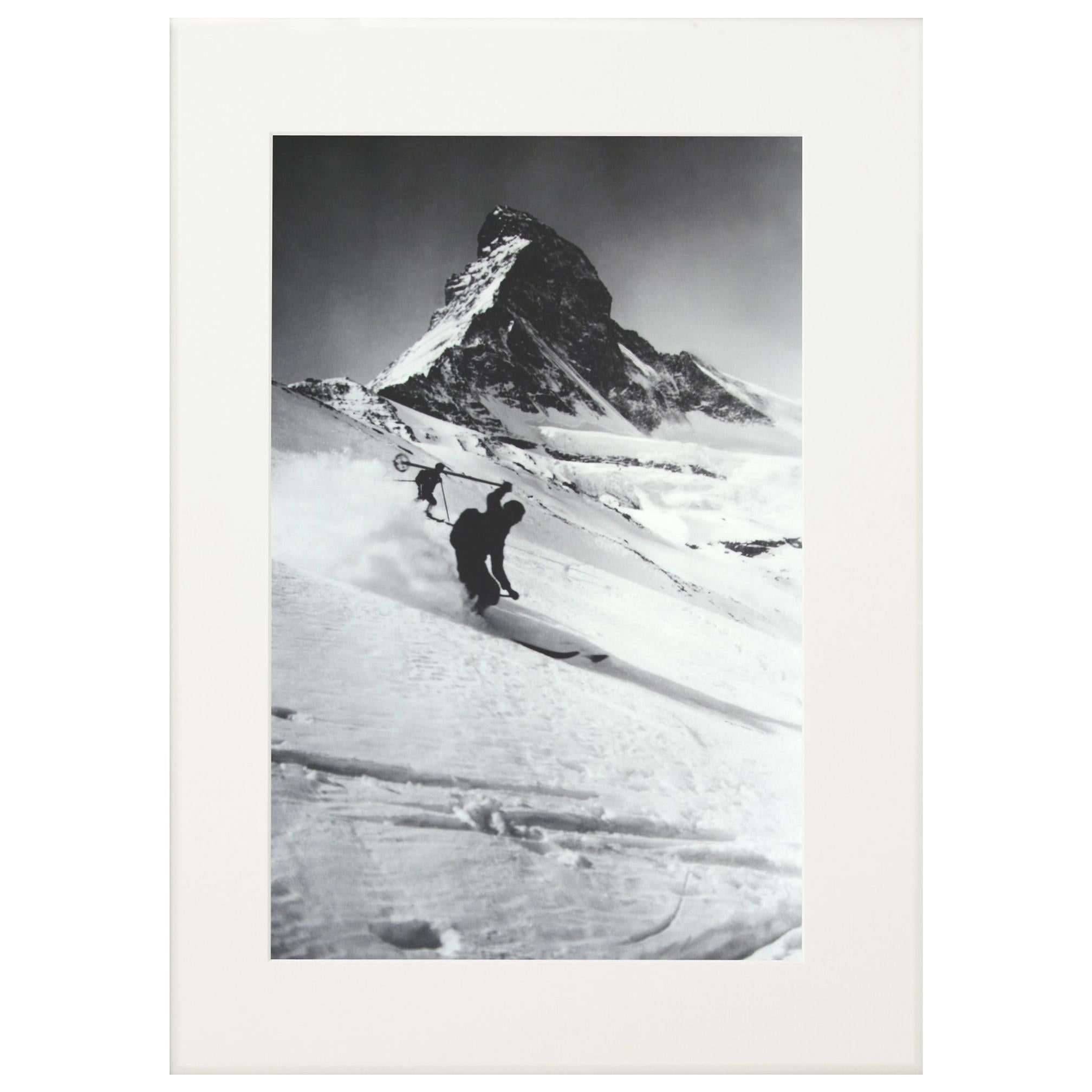 Alpinskifotografie „Matterhorn und Skifahrer“, aufgenommen nach einem Originalfoto aus den 1930er Jahren im Angebot