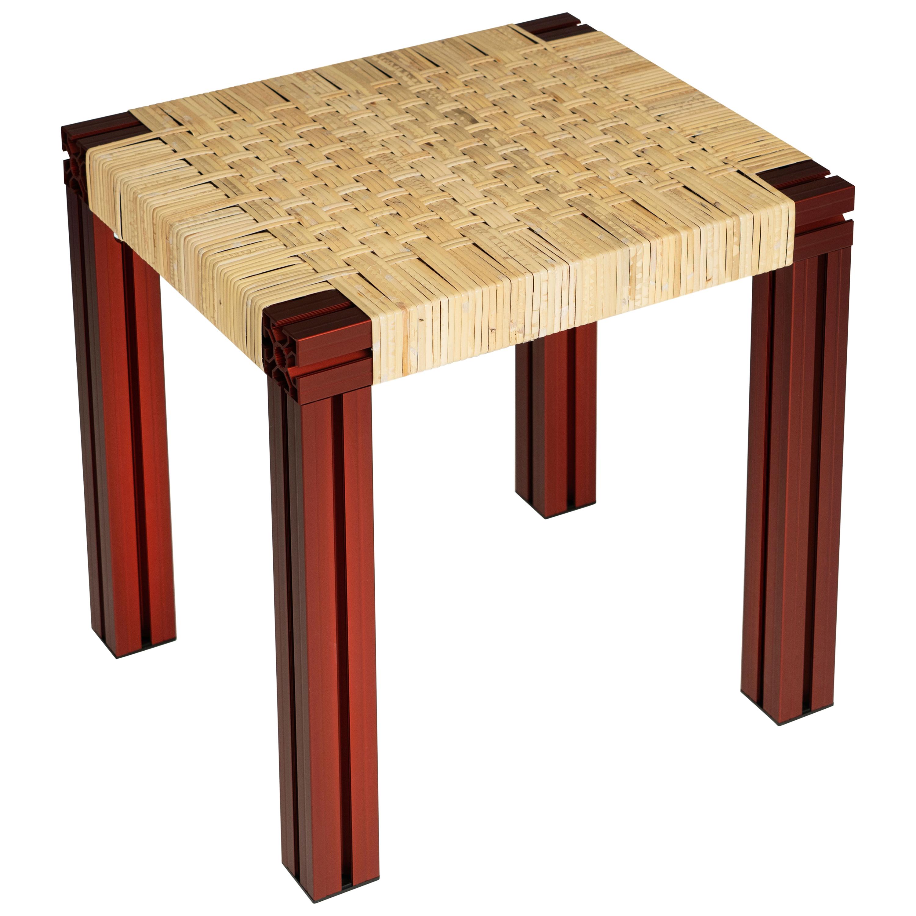 Roter Hocker aus Aluminium mit Schilfrohr und Schilfrohrsitz aus der Kollektion Anodised Wicker