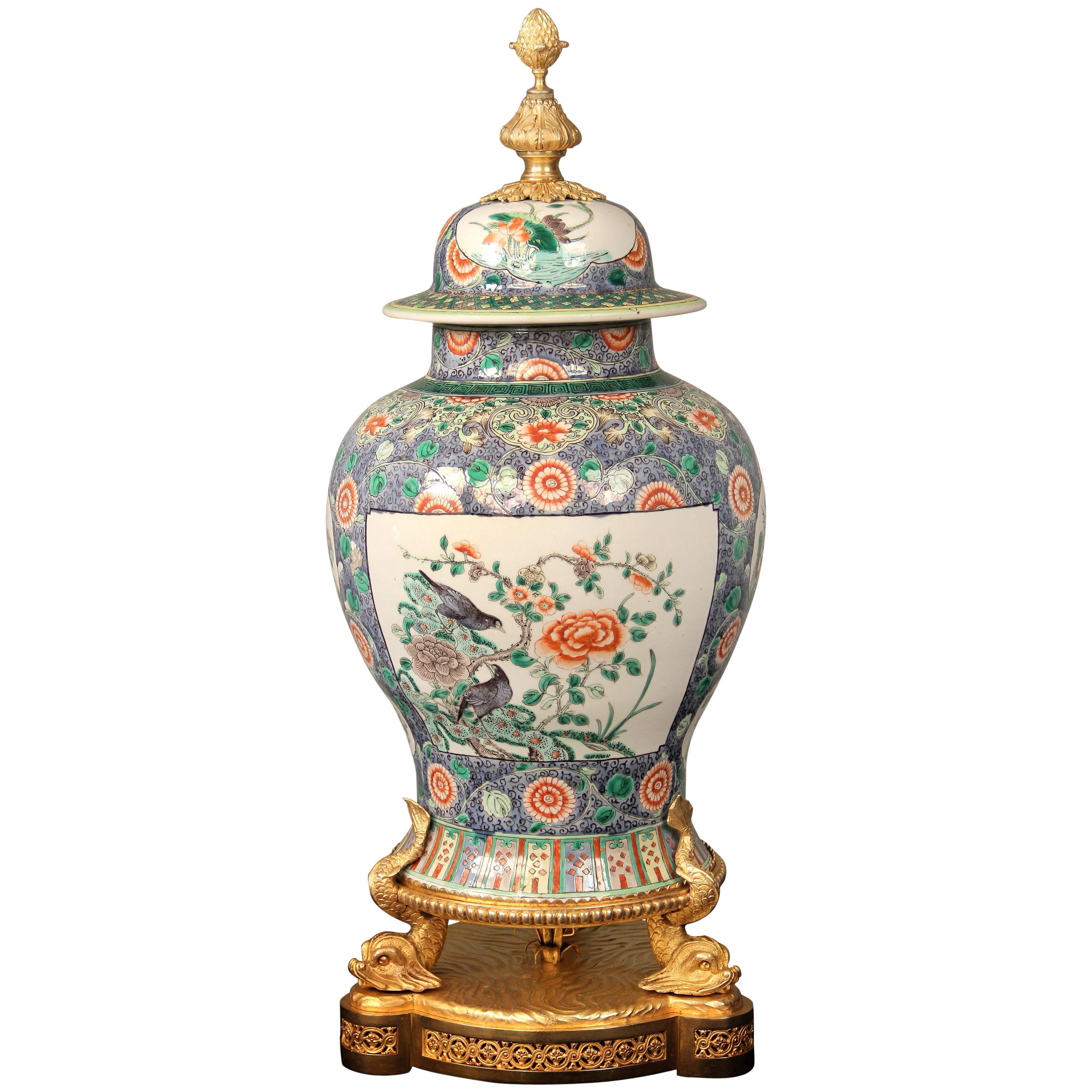 Französische vergoldete, bronzemontierte chinesische Porzellanvase aus dem späten 19. Jahrhundert im Angebot