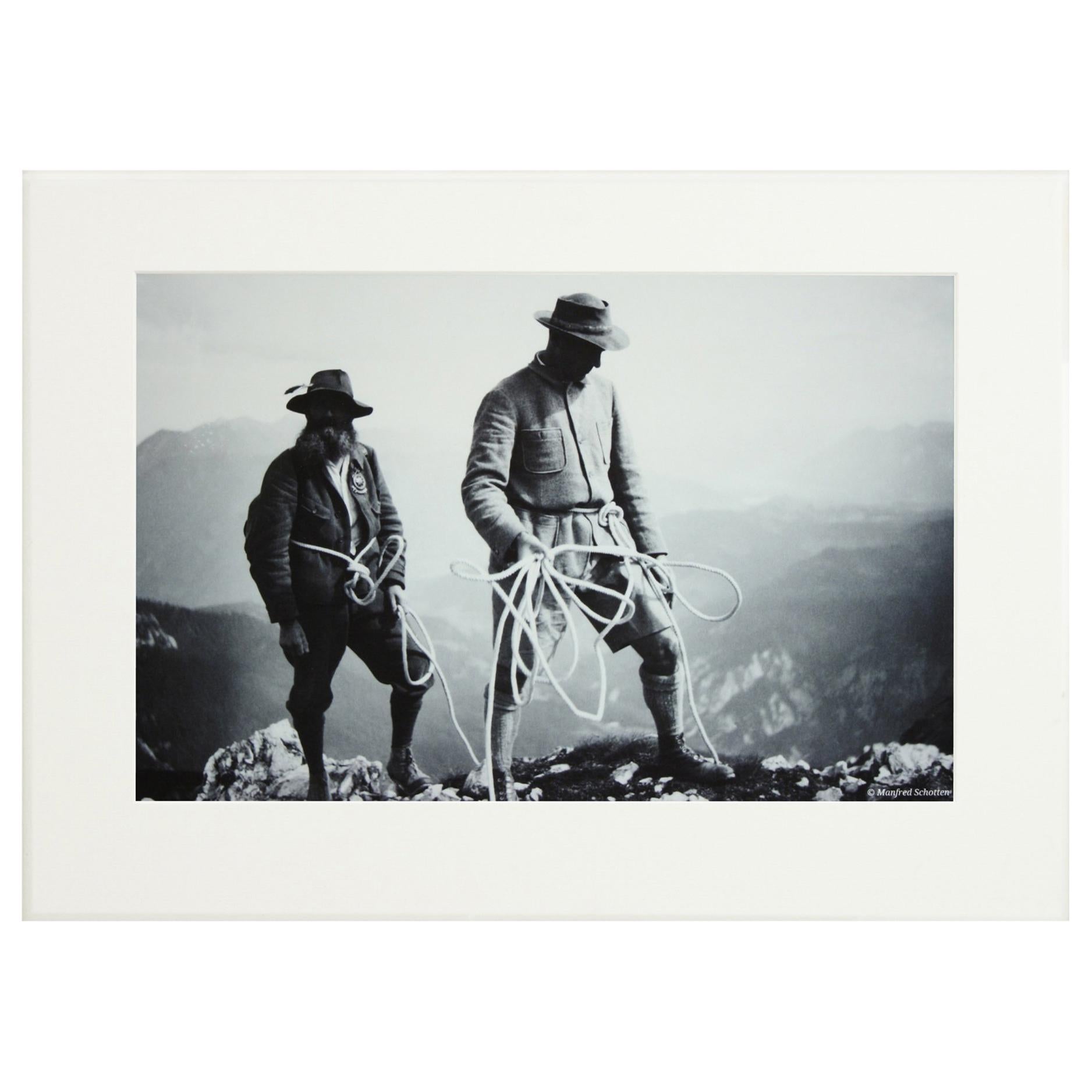 Alpinskifotografie, „SAFETY FIRST“, aufgenommen nach einer Originalfotografie aus den 1930er Jahren