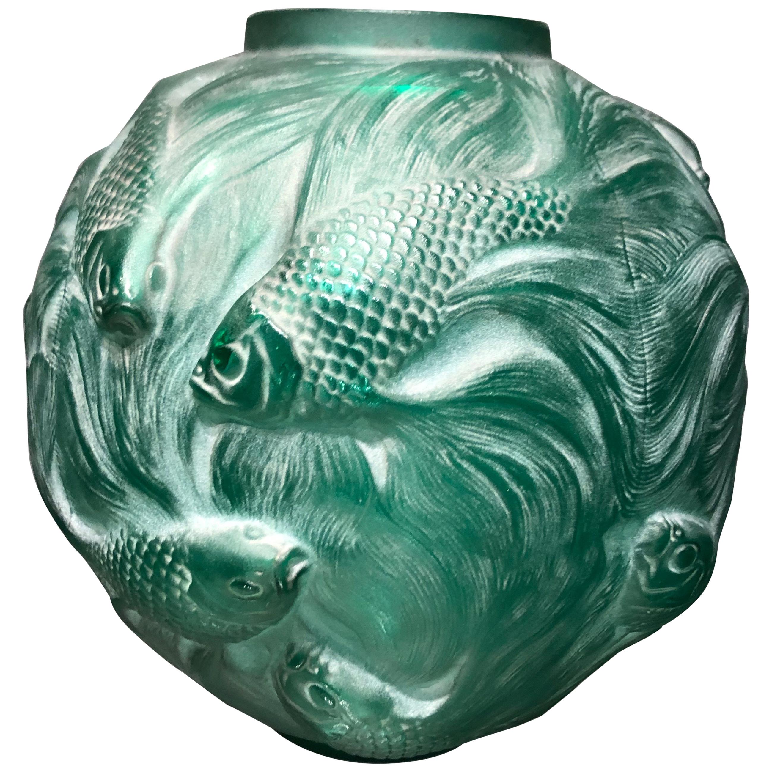 1924 Rene Lalique Formose Vase aus smaragdgrünem Glas:: weiß gefärbt:: Fischdesign
