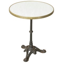 Table de bistrot en fer français du milieu du 20e siècle avec plateau en faux marbre et garniture en laiton