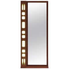 Specchio scandinavo moderno di metà secolo in teak, con luce