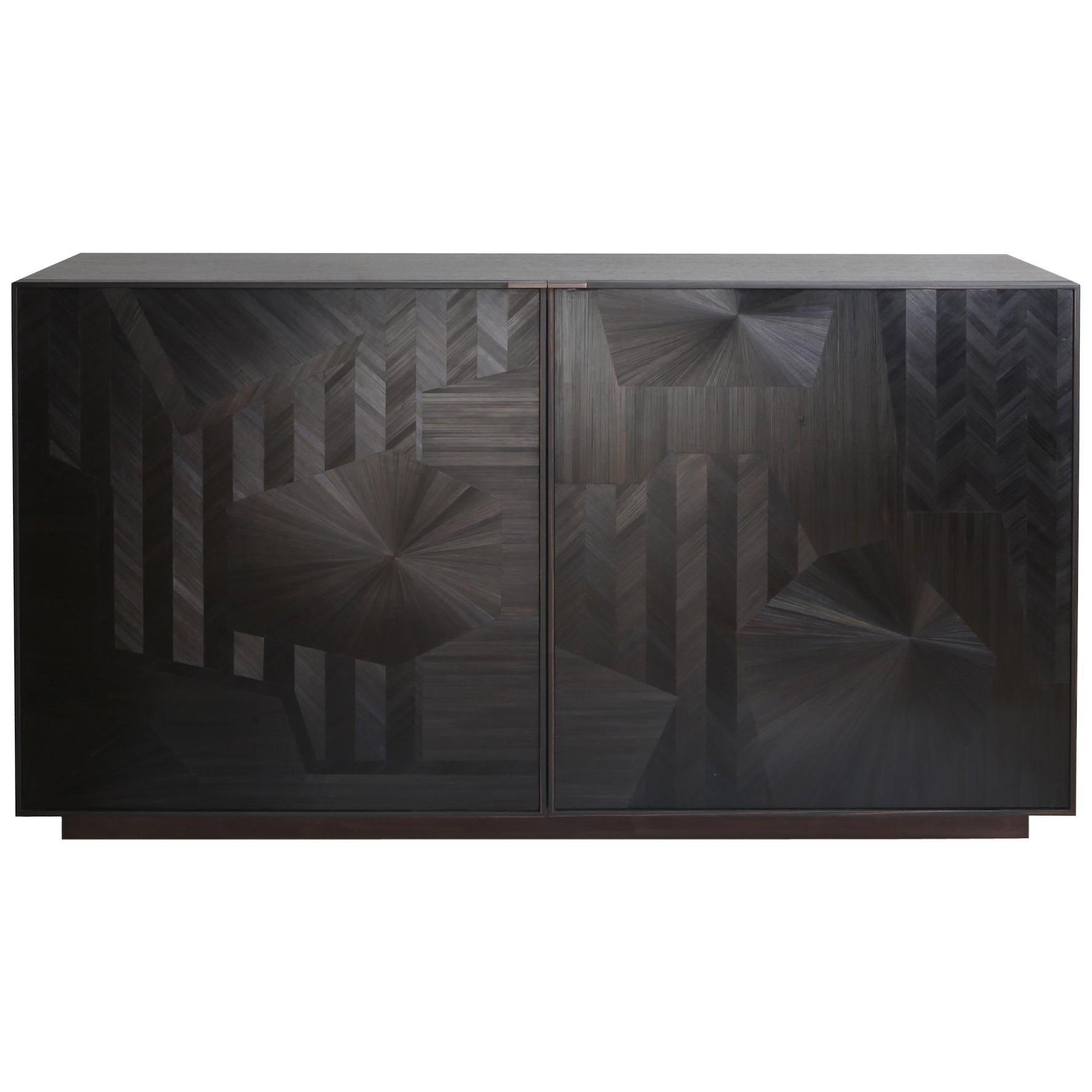 Aparador Credenza Bass con incrustaciones de marquetería de paja y zócalo de latón patinado