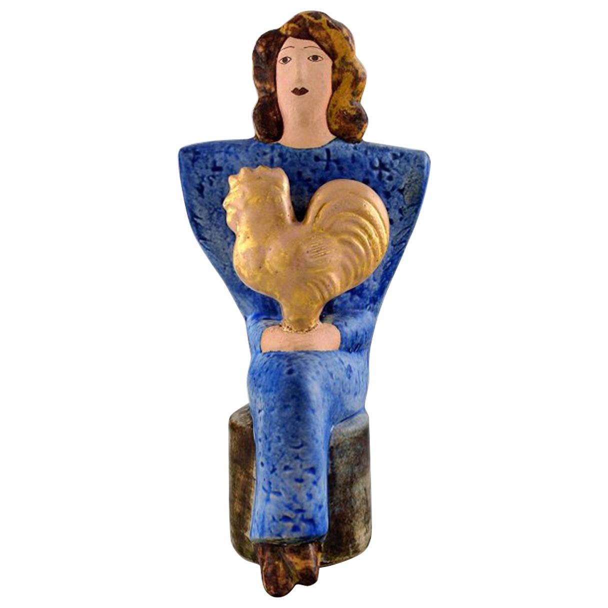 Lisa Larson - Figure unique et très rare représentant une femme assise en bleu avec un coq doré