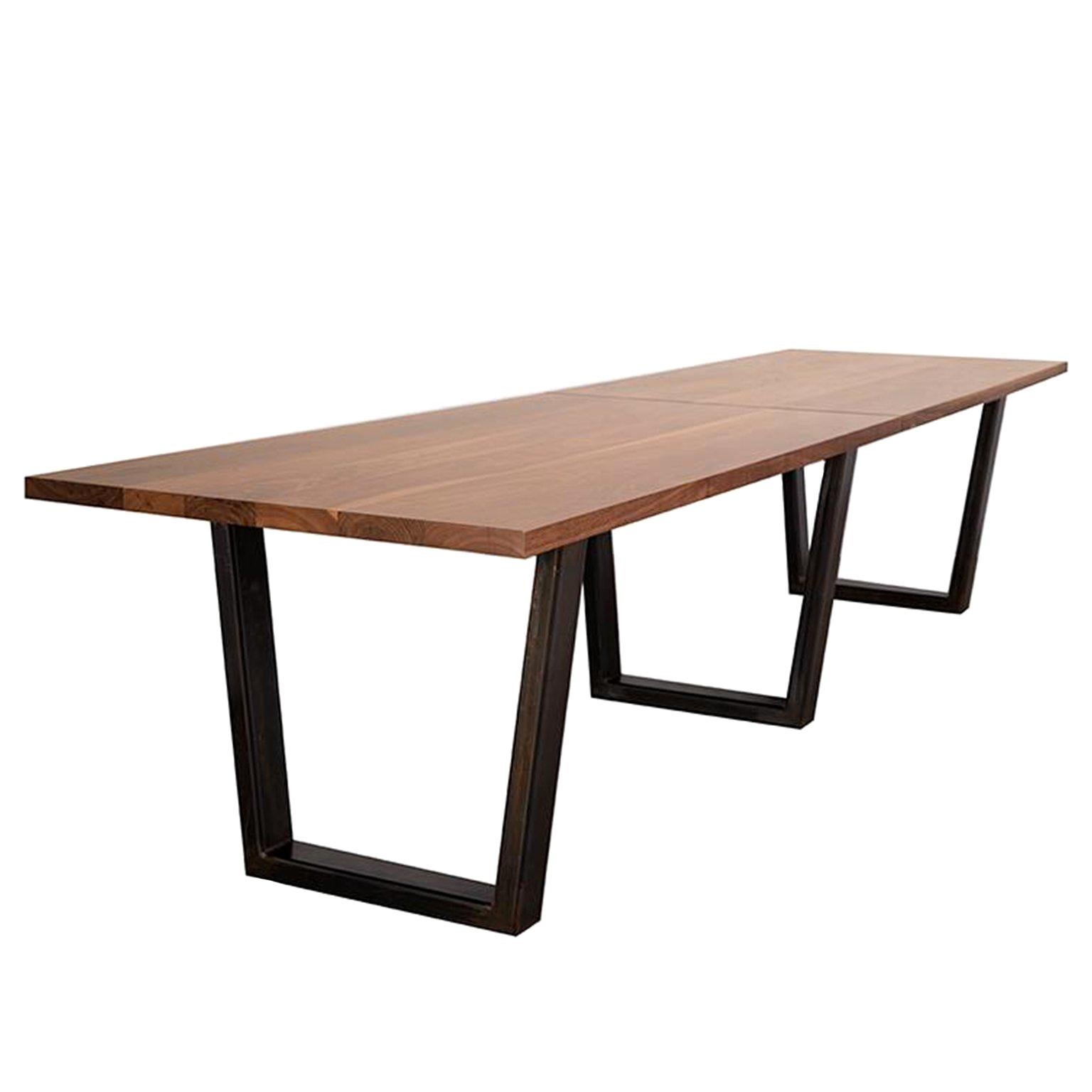 Table de conférence "Taper" personnalisée avec plateau en bois massif et base en métal