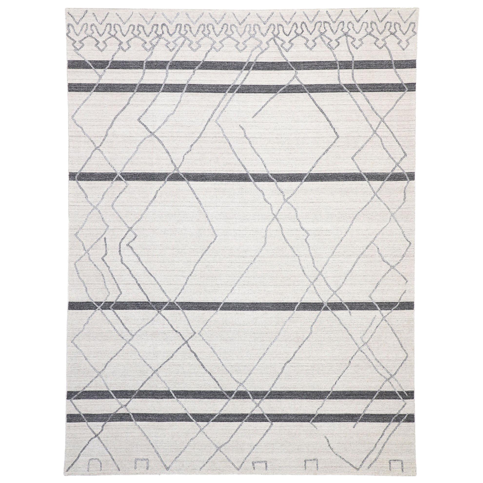 Zeitgenössischer grauer moderner Teppich im marokkanischen Stil mit erhabenem Design im Angebot