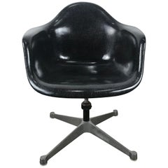 Rare coquille de bras pivotant inclinable en fibre de verre noire:: base en aluminium DAT par Charles Eames