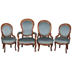 Vier gepolsterte viktorianische Stühle aus geschnitztem Nussbaumholz:: um 1910