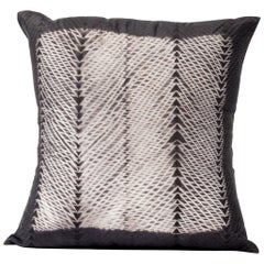 Coussin en soie imprimé Shibori noir d'Ara, fait à la main