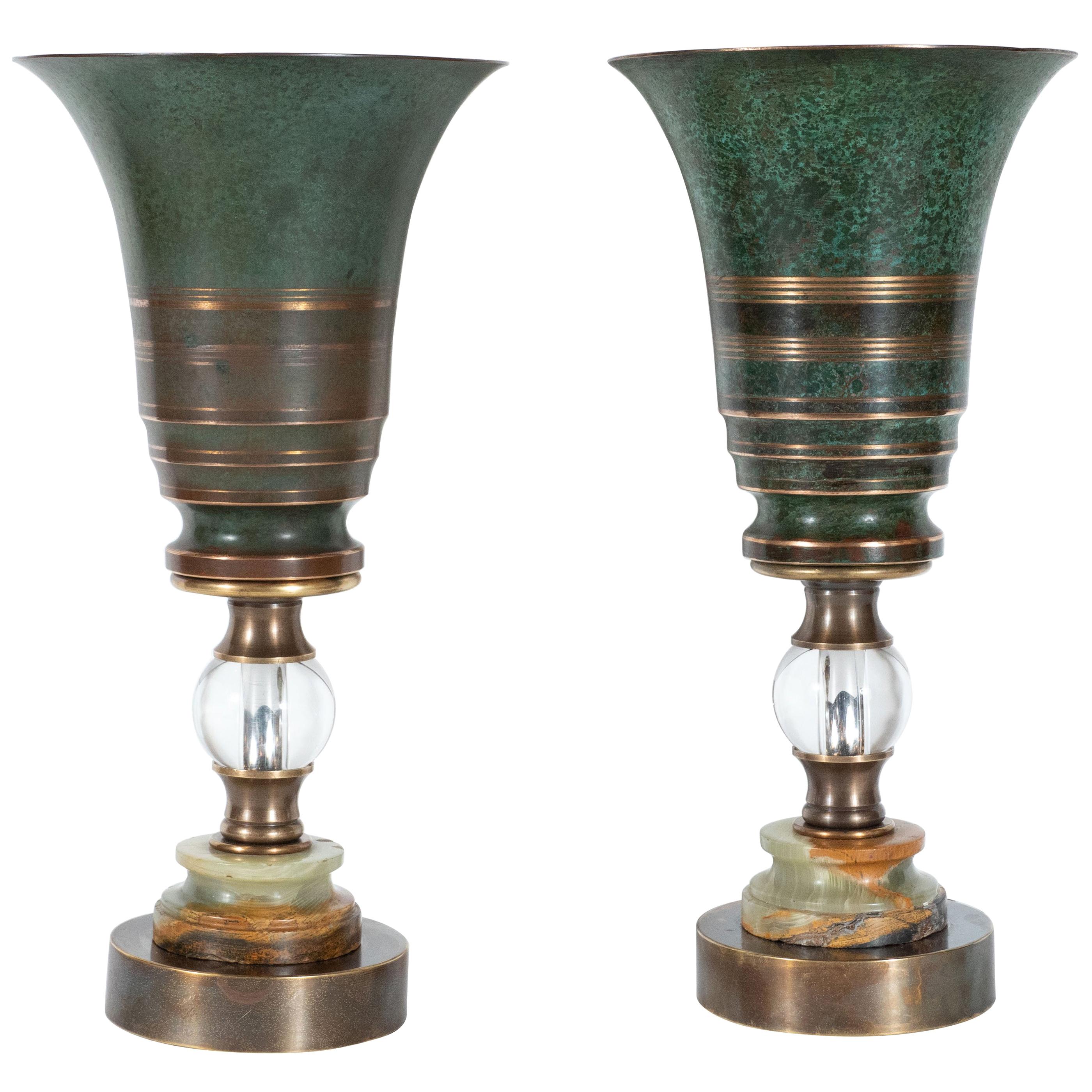 Paar Art-Déco-Wolkenkratzer-Urnen aus patinierter Bronze, Messing und Marmor, Deckenleuchten im Angebot