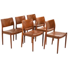 Ensemble de six chaises de salle à manger:: modèle 80:: en bois de tigre et cuir par N. Møller:: 1960
