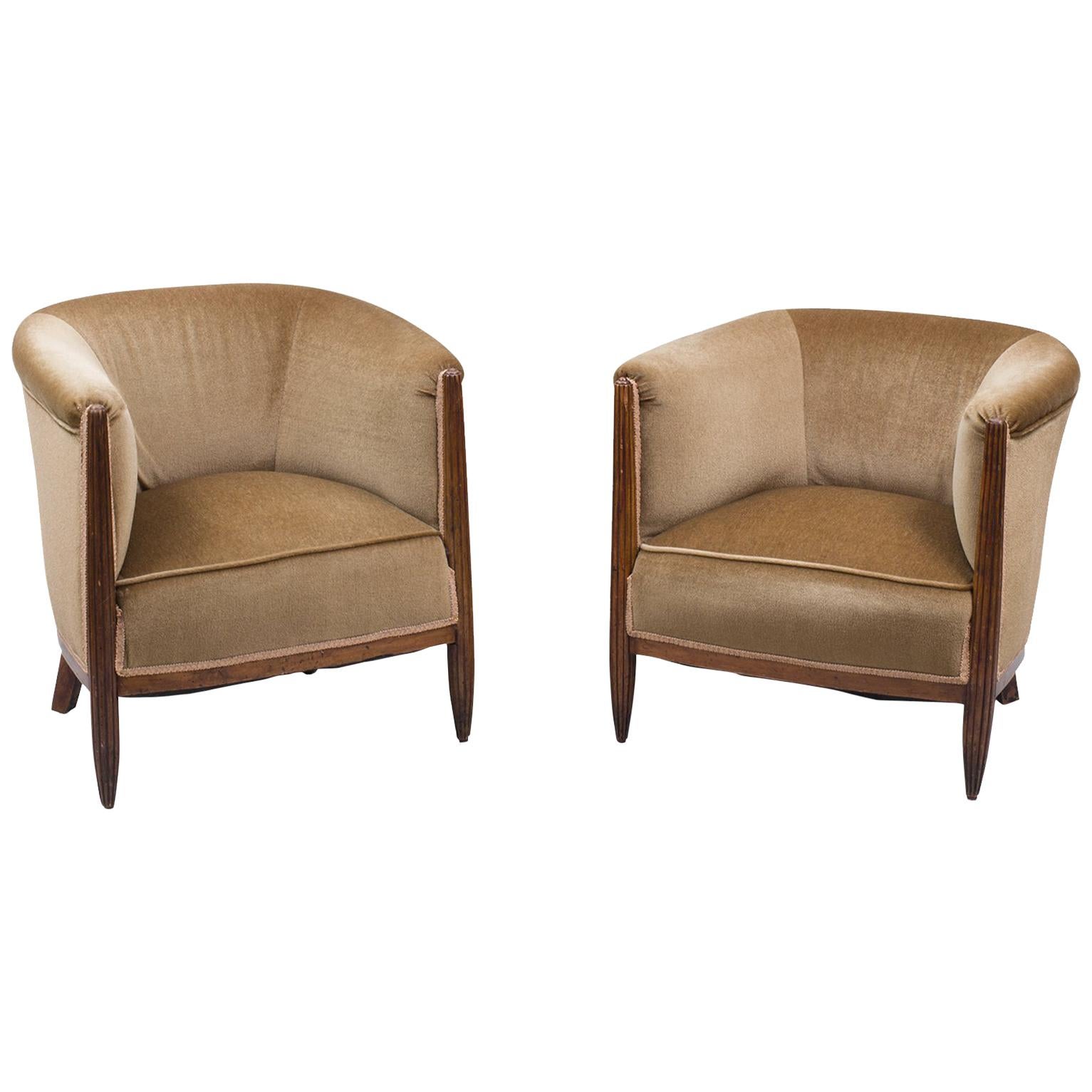Set of Two 1930s Art Deco Near-Pair of Mahogany Club Chairs