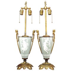 Paire de lampes de bureau en forme d'urne en porcelaine de l'époque victorienne française