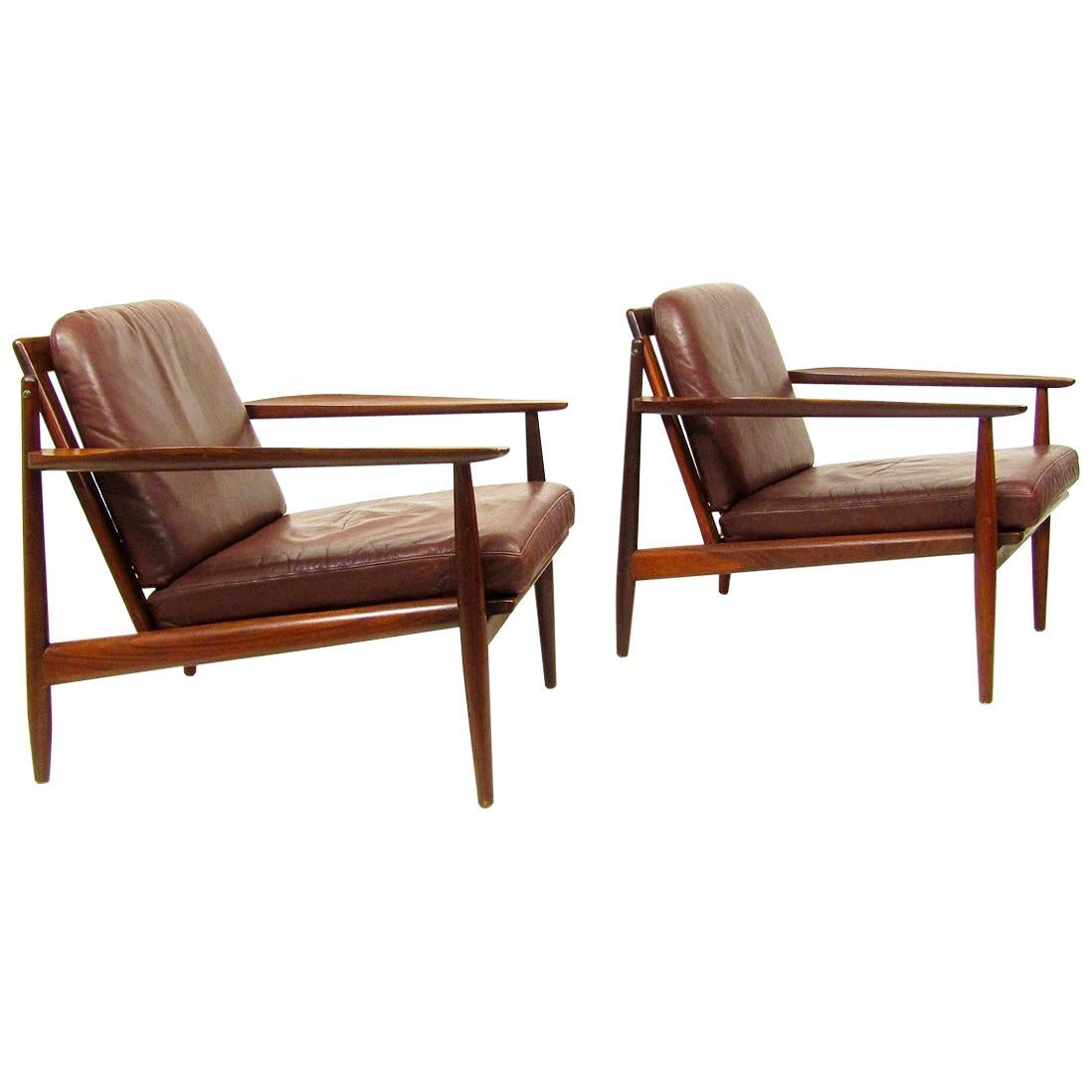 Two Danish Lounge Chairs in Mahogany and Leather by Arne Vodder