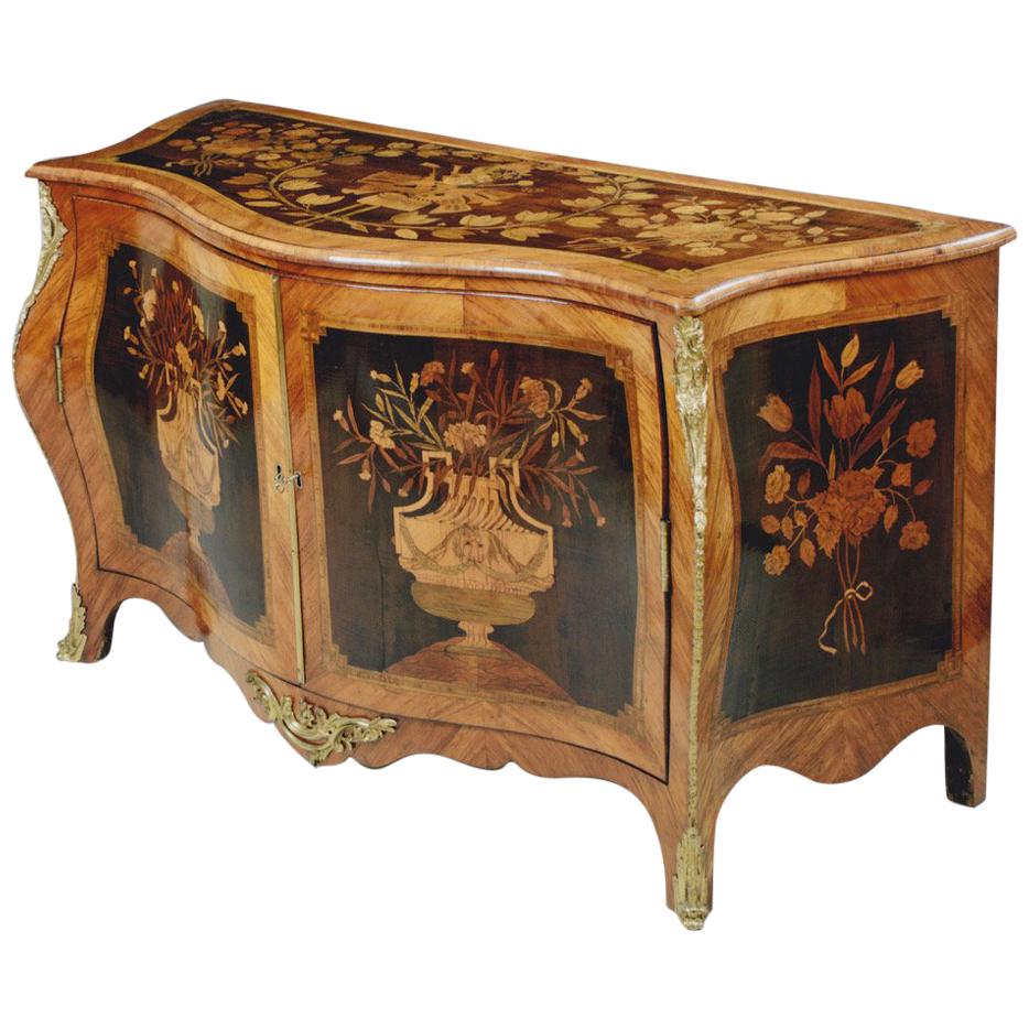 George III Ormolu Mounted Harewood and Marquetry Serpentine Commode im Angebot