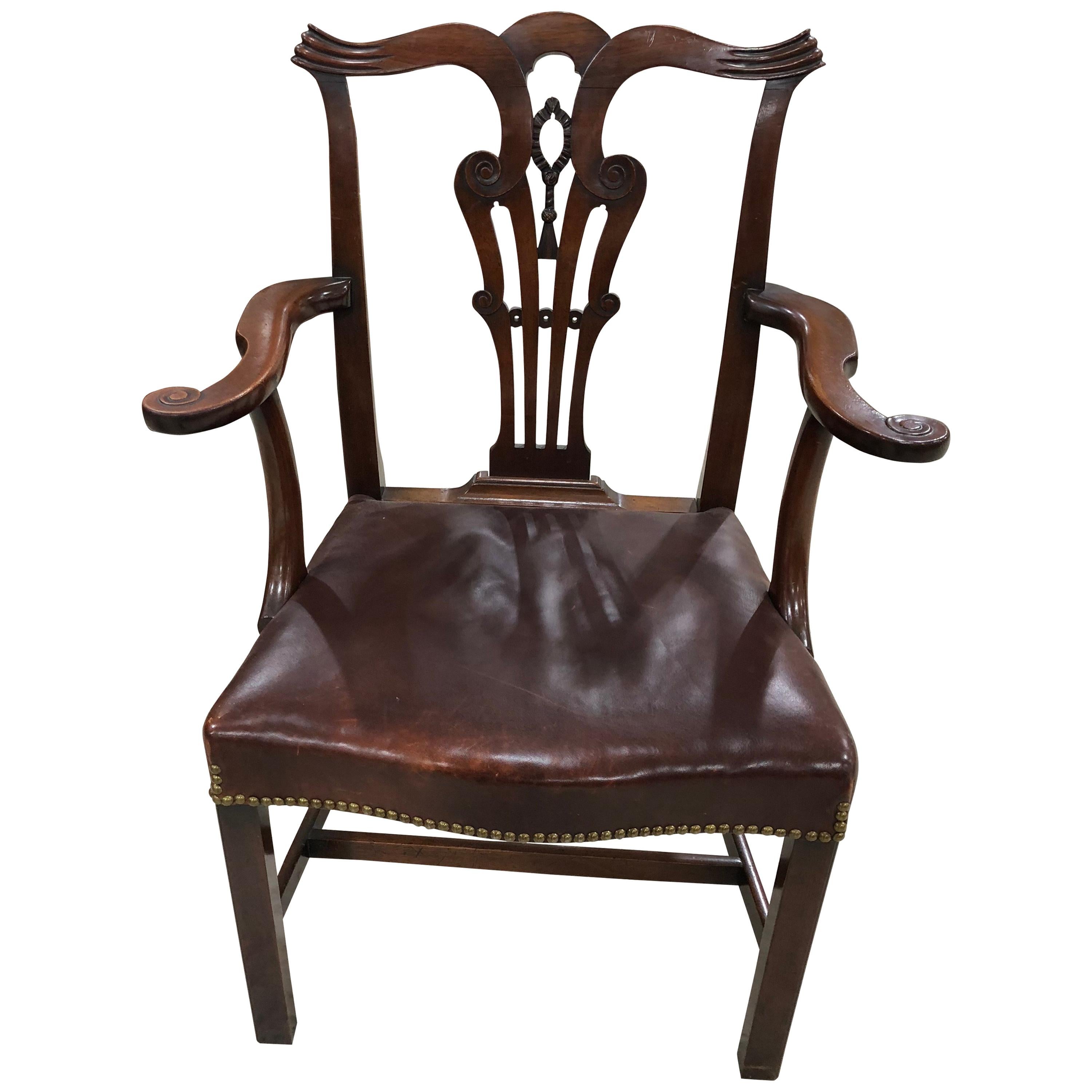 Set of 8 Chippendale Style Dining Chairs in Mahogany with Leather Seats