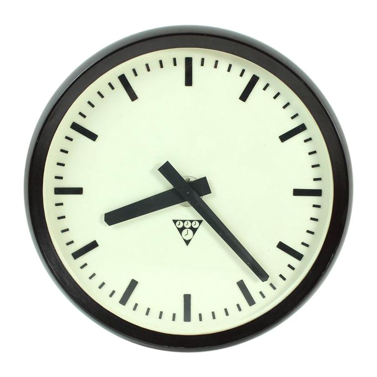 Czechoslovakian Bakelite Clock PV 301 from Pragotron, 1984 For Sale