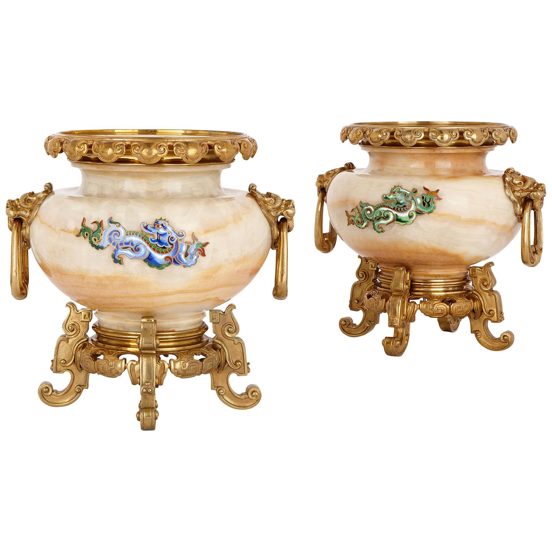 Due urne in bronzo dorato con montatura in onice smaltato di H. Journet & Cie. in vendita