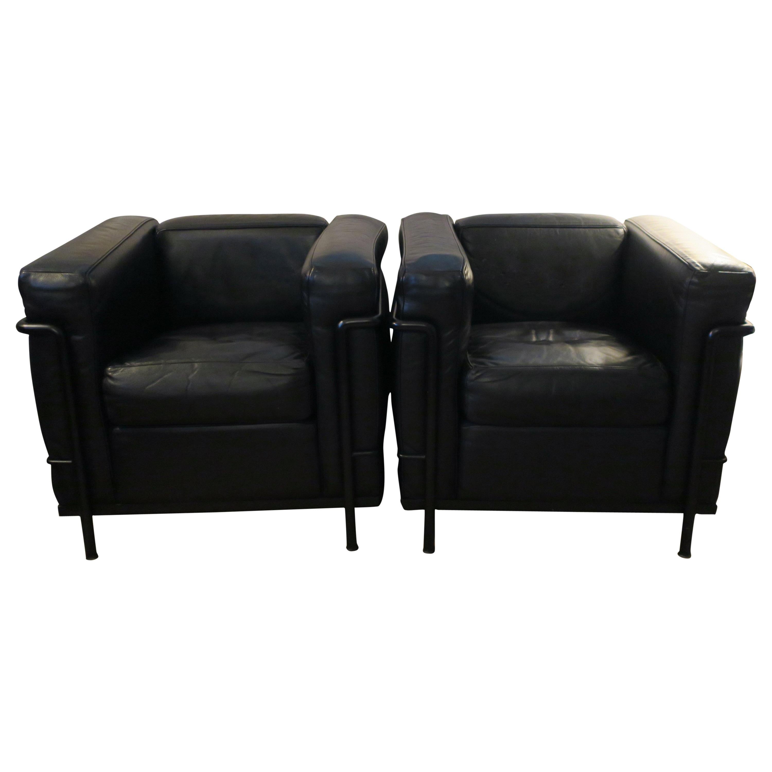 Paar Le Corbusier LC2 Stühle aus schwarzem Leder von Cassina