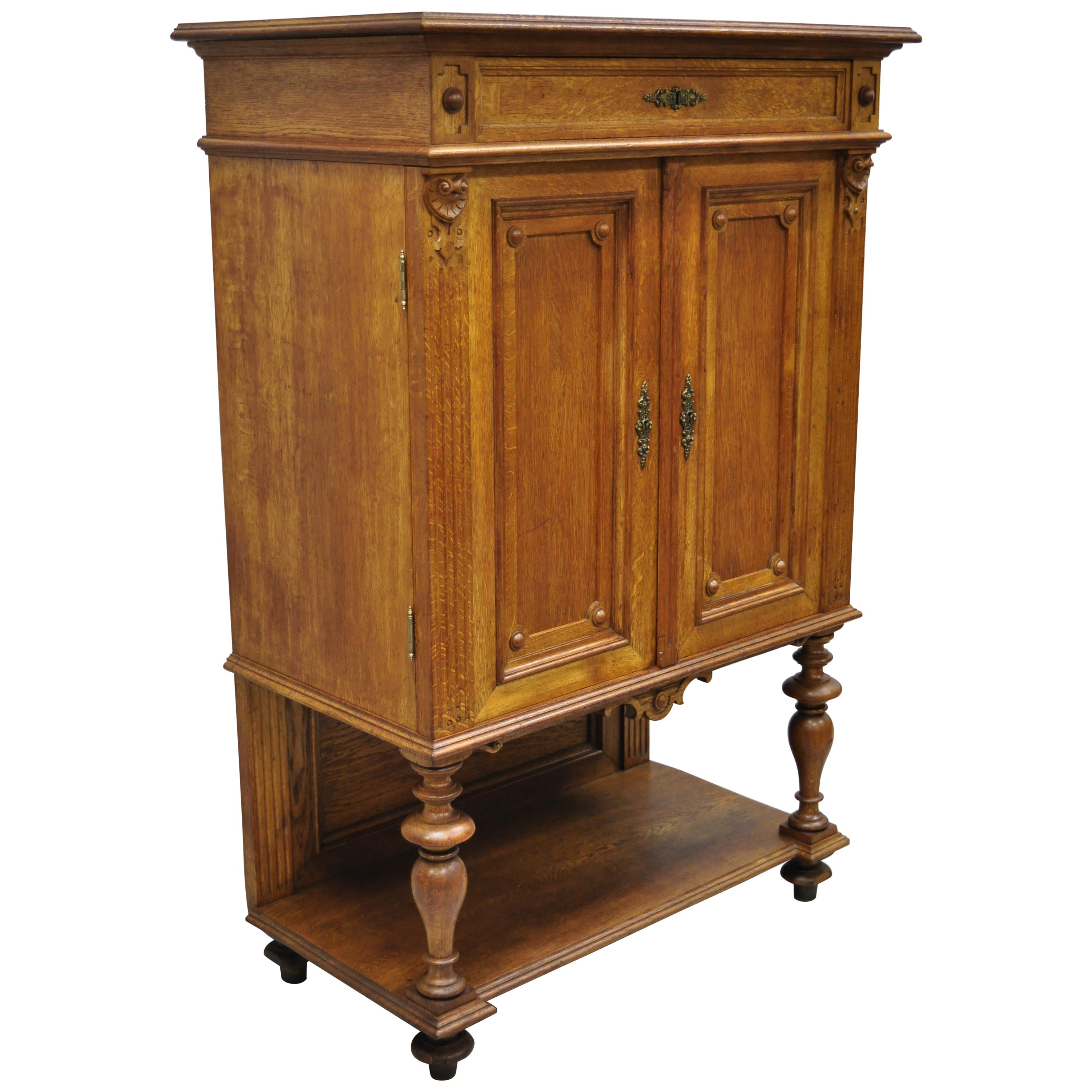 Petite armoire en bois de chêne doré du début du 20e siècle de style Renaissance française en vente