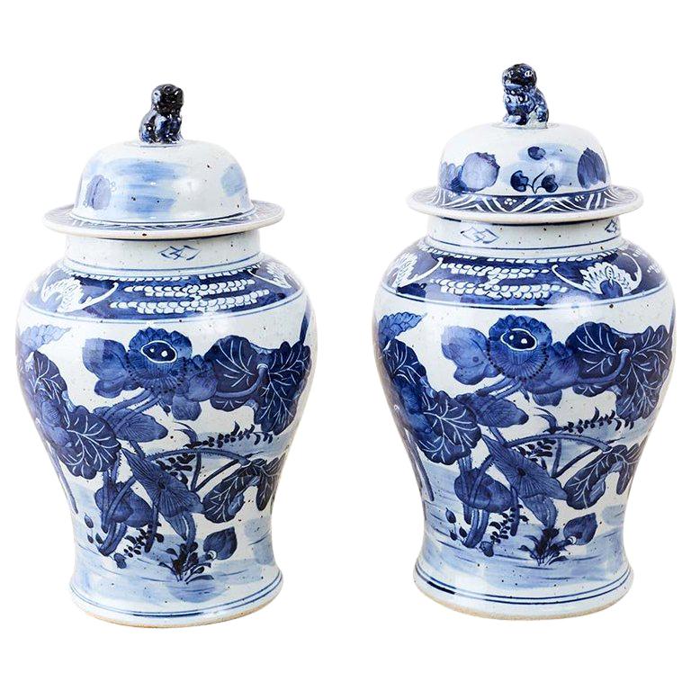 Paar chinesische blau-weiße, geblümte Ingwerkrüge mit Blumenmuster