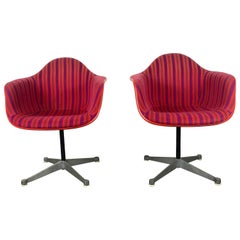 Rare fauteuil Alexander Girard:: Eames Red Fiberglass Swivel Arm Shell Chair D A T 1