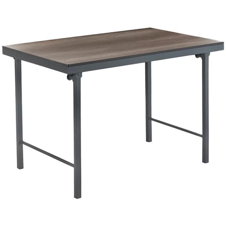 Neuer klappbarer Tisch mit Holzplatte und Eisenstruktur im Angebot