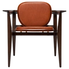 Poltrona Constructor contemporanea in pelle Tan Saddle e noce massiccio