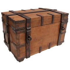 Cassapanca coloniale anglo-indiana del XIX secolo in Wood Wood con accessori in ferro battuto