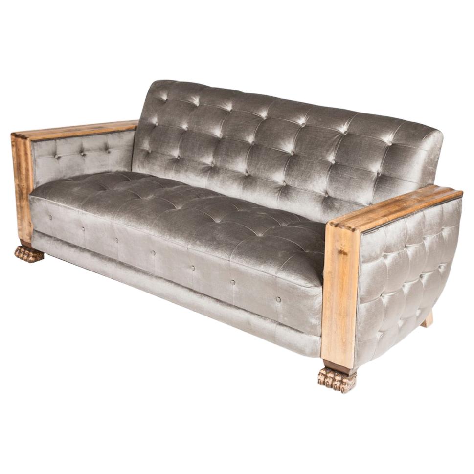 Art déco-Sofa aus satinierter Birke mit geriffelten Armlehnen und Pfotenfüßen im Angebot