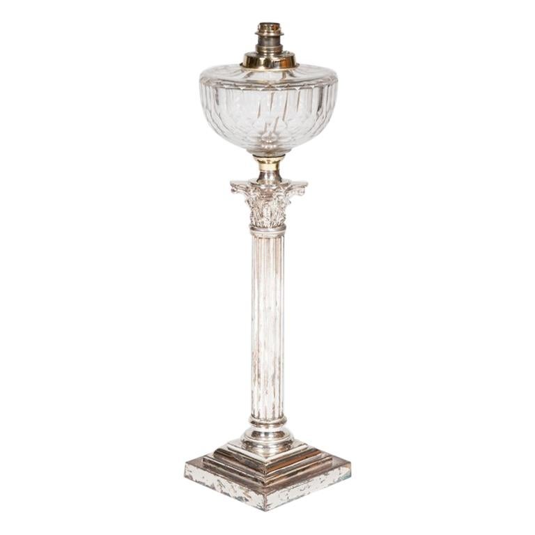 Lampe de bureau à colonne corinthienne en métal argenté et verre taillé