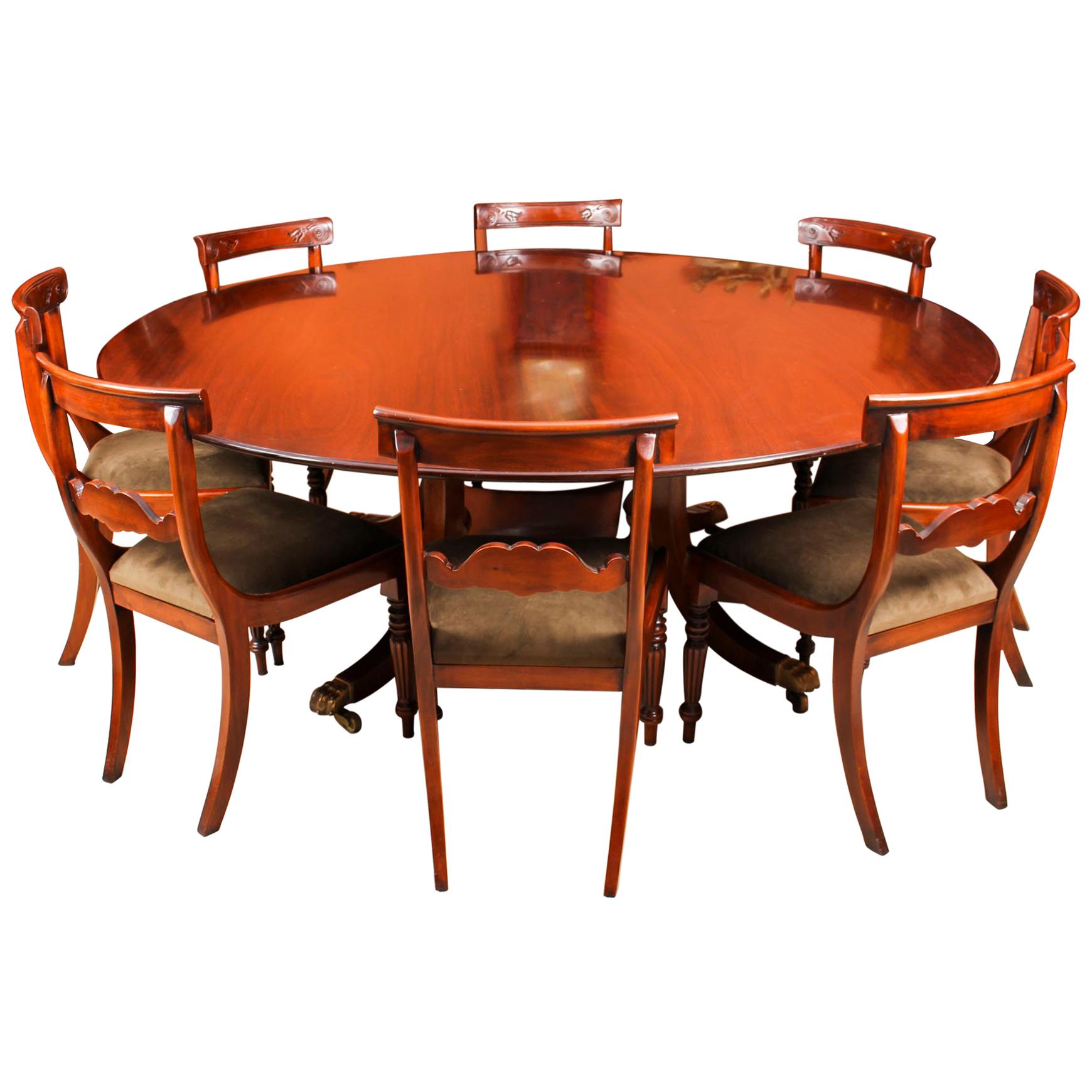 Vintage Round Table and 8 Bespoke Chairs William Tillman, 20th Century