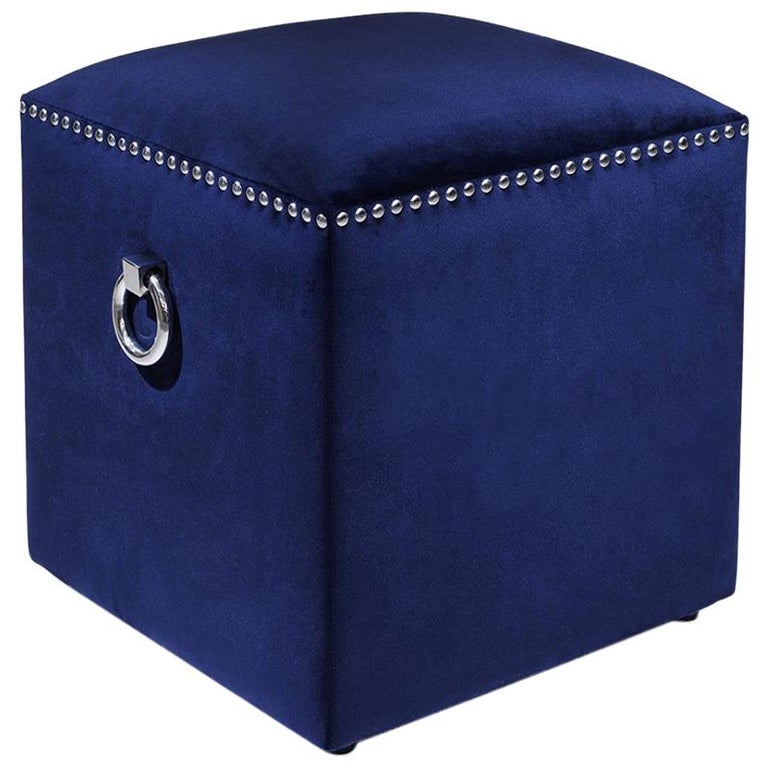 Tabouret bleu foncé avec tissu en velours bleu En vente sur 1stDibs