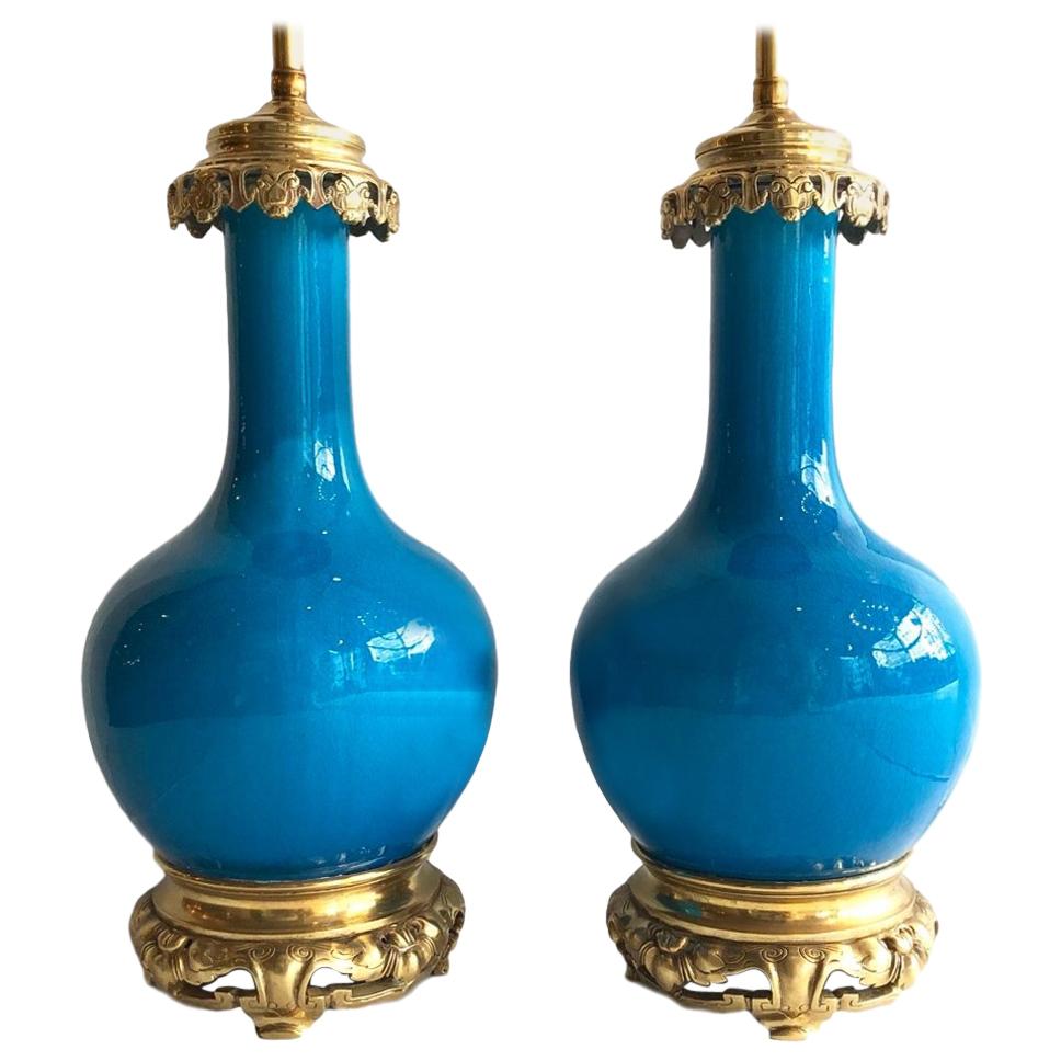 Paar Tischlampen aus blauem Porzellan im Angebot