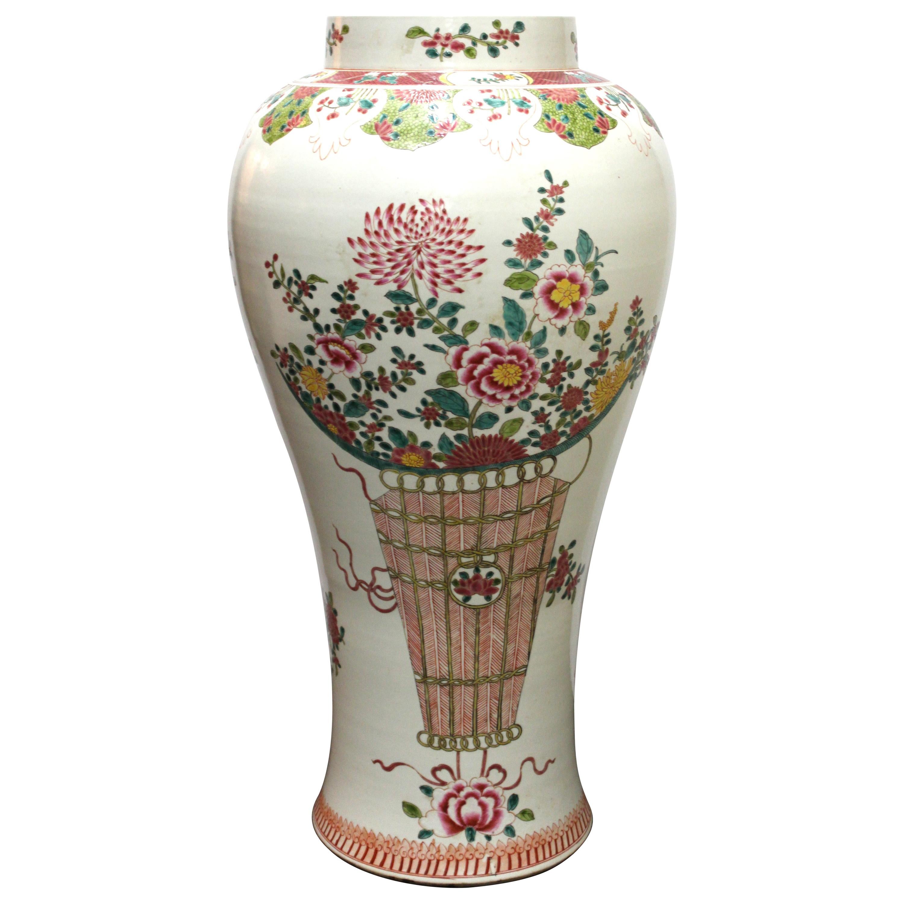 Grand vase chinois en porcelaine Famille Rose  en vente