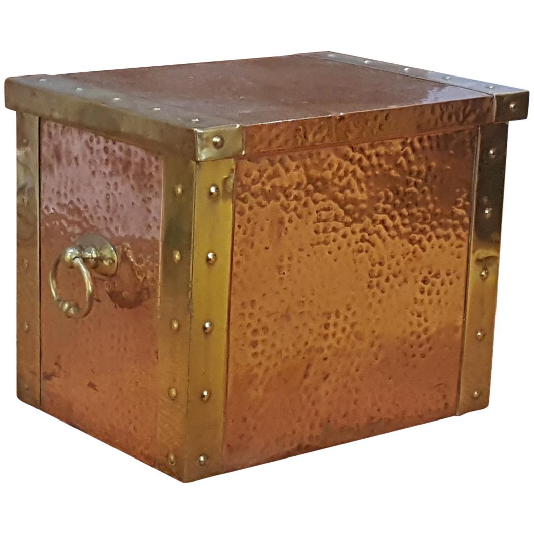 Arts & Crafts Beaten Copper and Brass Lidded Kindling Box For Sale