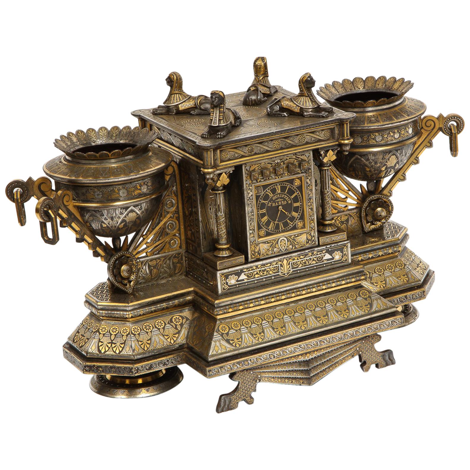 Rare et importante horloge espagnole Damascene en fer, acier et incrustation d'or, Eibar, Espagne
