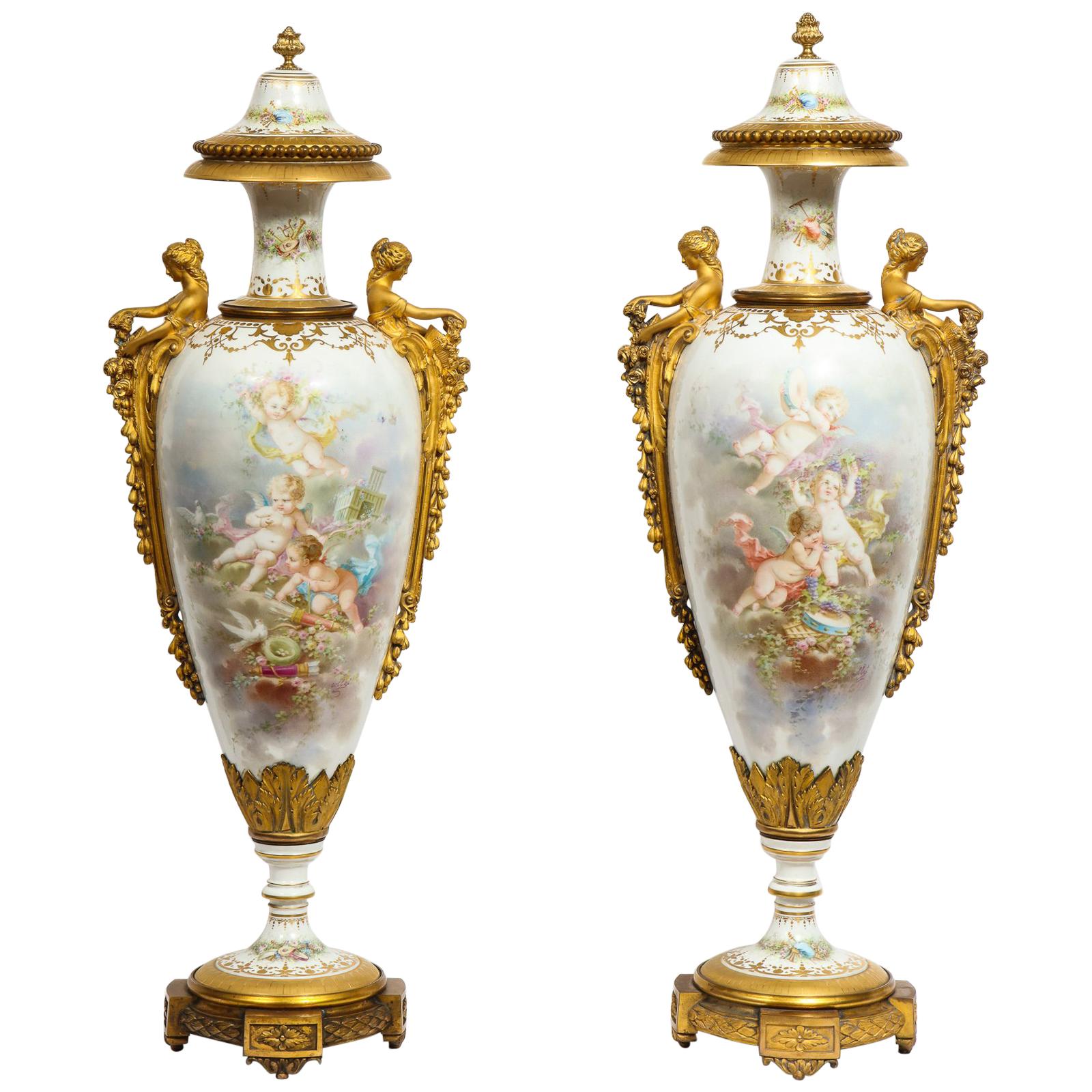 Monumentales Paar französischer weißer Sèvres-Porzellanvasen mit Ormolu-Montierung und Deckeln