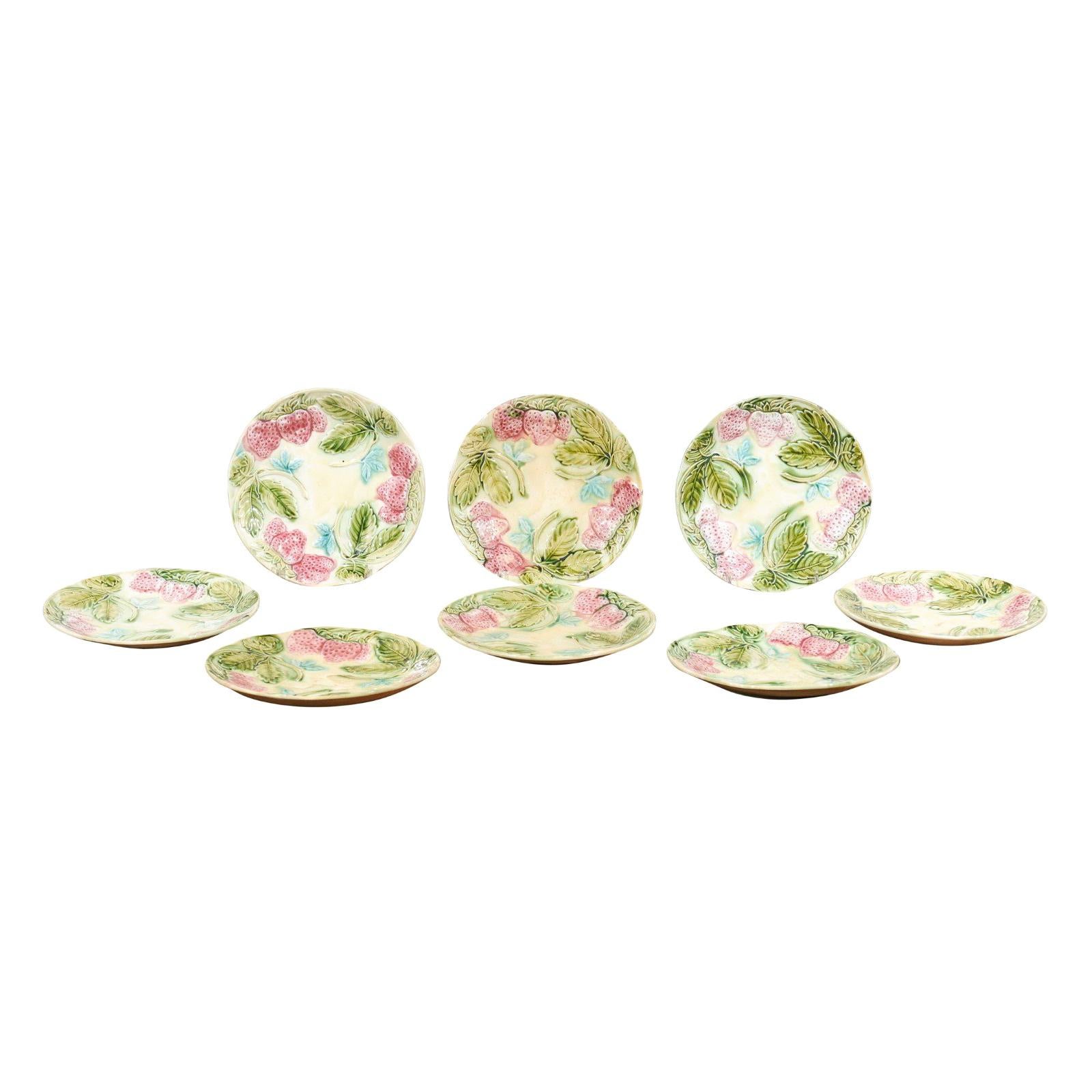 Assiettes majoliques françaises du 19ème siècle avec décor en relief de fraises et de feuilles en vente